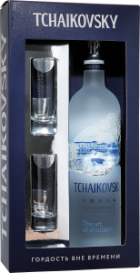 ВОДКА ЧАЙКОВСКИЙ С ДВУМЯ СТОПКАМИ 40% 0,7Л П/У